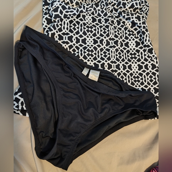 Land’s End Black & White Geometric Halter Tankini Swim Top Tummy Coverage sz10 - Picture 6 of 8